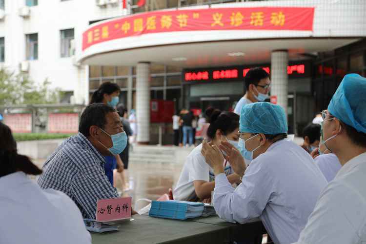 陆军军医大学士官学校附属医院举办义诊活动庆祝医师节