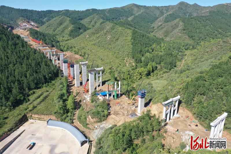 延崇高速赤城支线桥梁施工忙