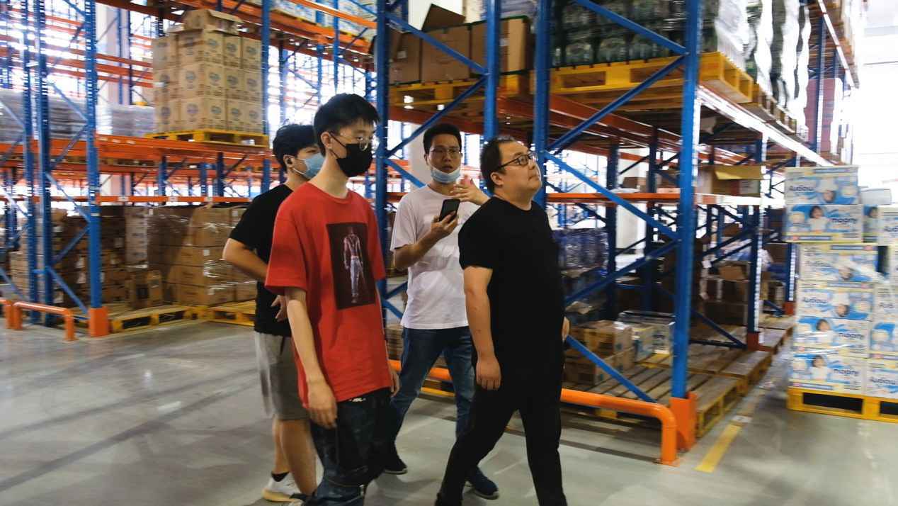 ​日薪万元的苏宁国际首席体验官行程曝光：探秘宁波保税仓