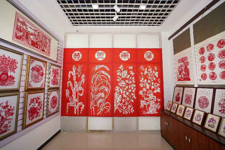 塞外满风情，剪刀生繁花！来丰宁，看巧手剪出纸上乾坤……