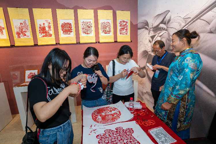塞外满风情，剪刀生繁花！来丰宁，看巧手剪出纸上乾坤……