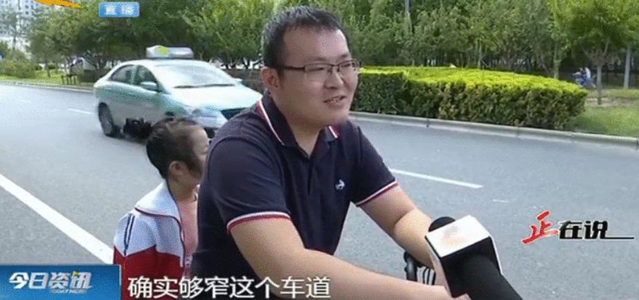 沧州任丘:路边划上停车位后慢车道仅剩半米宽 非机动车被迫“越位”