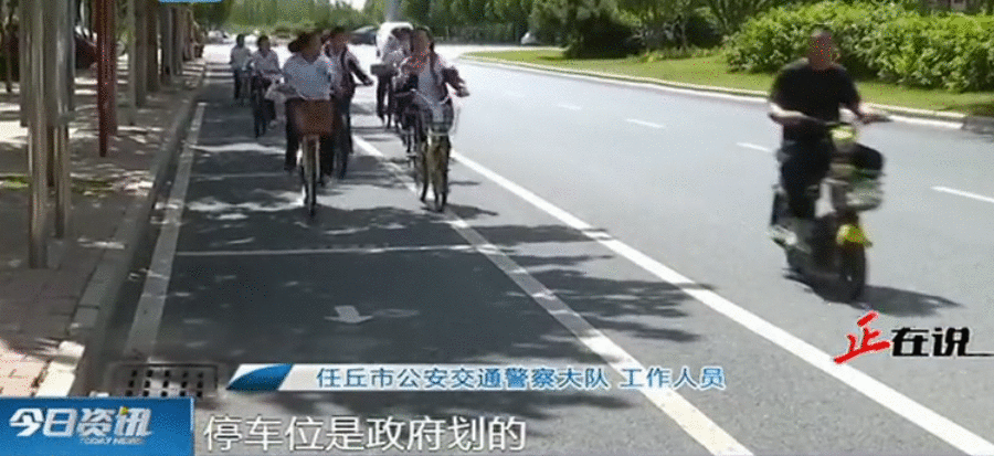 沧州任丘:路边划上停车位后慢车道仅剩半米宽 非机动车被迫“越位”