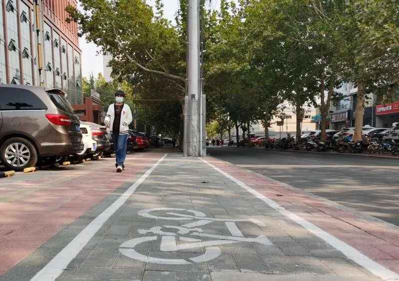 保定:创建文明城市“藏起”共享单车