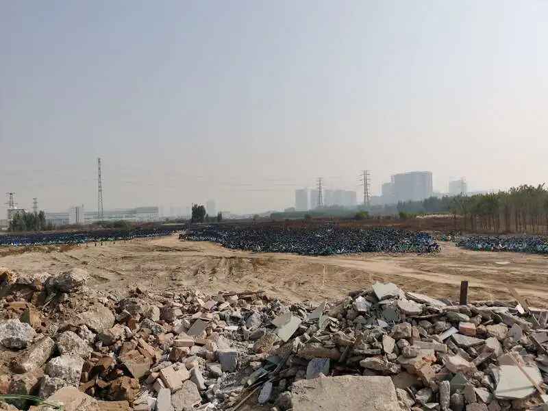 保定:创建文明城市“藏起”共享单车