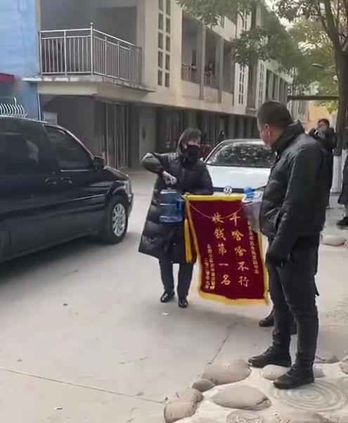 邯郸一小区业主给物业送“锦旗”：干啥啥不行 收钱第一名