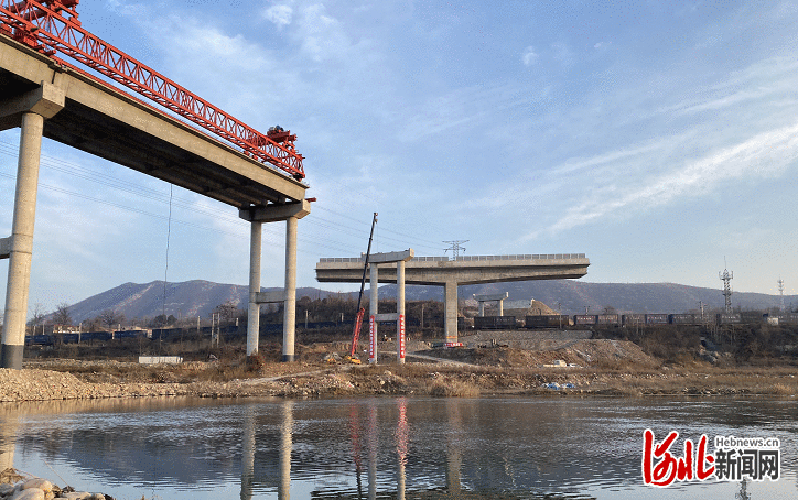 南绕城高速井陉连接线上跨石太铁路立交桥主桥完成转体