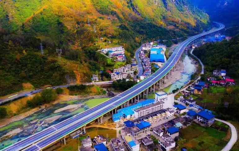 陕西省安（康）岚（皋）高速公路全线贯通