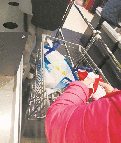 河北石家庄：“减塑”行动派拿出布袋提起菜篮