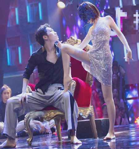 毛晓彤太性感了吧 新舞林大会毛晓彤穿高开叉裙秀修长美腿