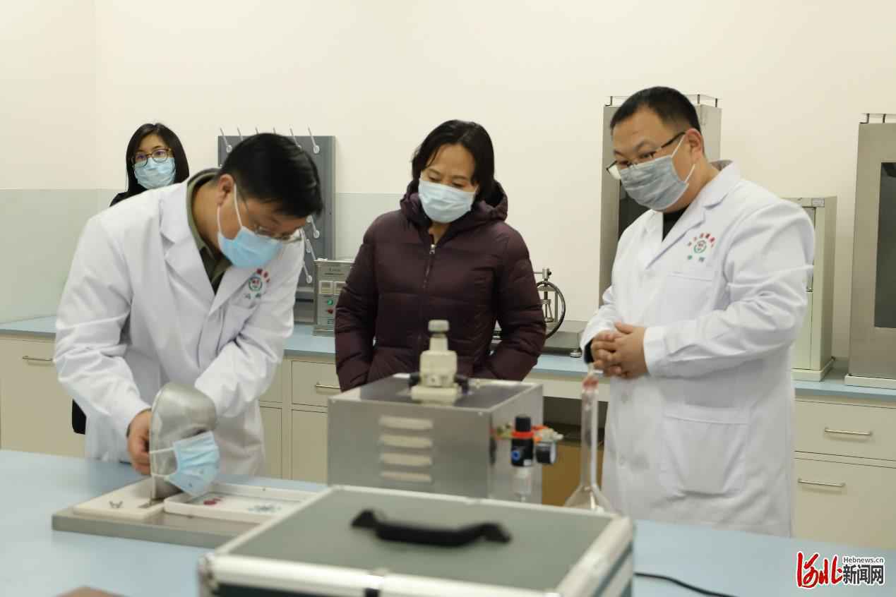 丁锦霞书记、金洪钧局长赴省药械院调研检查疫情防控工作