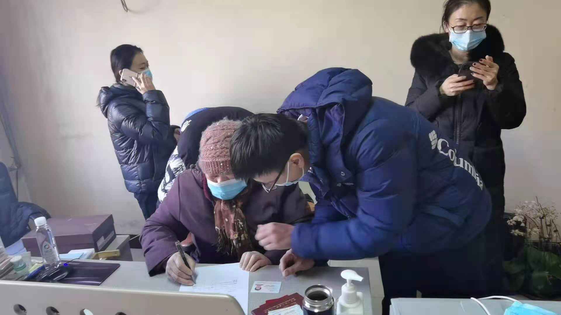 建行河北省分行为李瑞芝、张吉强家人分别送去百万保险