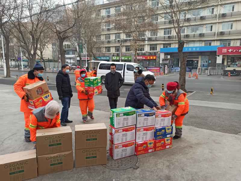 建行石家庄分行向裕华区环卫工人、河北师范大学送去爱心物资