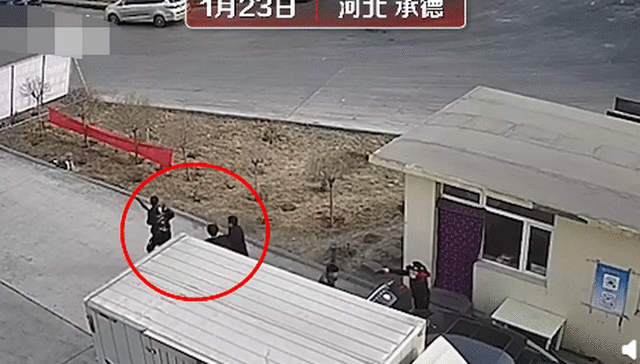 河北承德一男子拒扫绿码殴打门卫父子致骨折