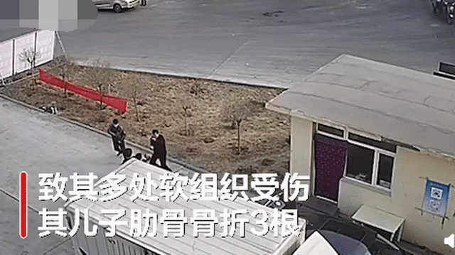 河北承德一男子拒扫绿码殴打门卫父子致骨折