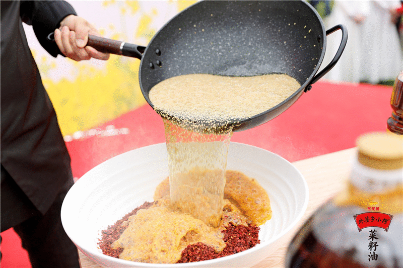 做辣菜还是外婆“香” 金龙鱼外婆乡小榨菜籽油“菜花节”成都发布会成功举行