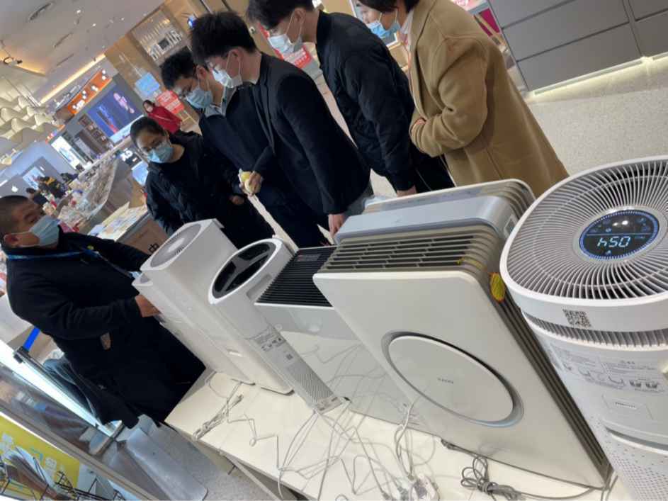 北京现强沙尘暴，商家把空净搬到店门口