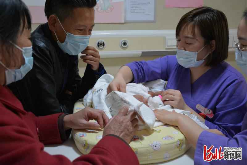 战“疫”新生！医护精心救治77天后，25周早产儿健康出院