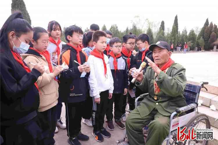 河北清河县举行祭扫烈士陵园等志愿活动