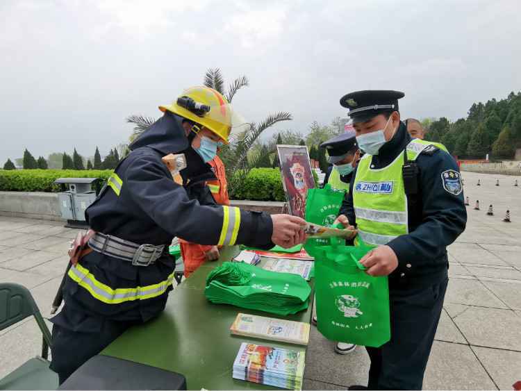 西柏坡消防救援站联合吉林森林消防驻防队伍全力守护清明节期间景区消防安全