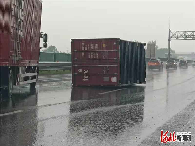 受降雨天气影响,长深高速冀津交界两辆集装箱货车侧翻
