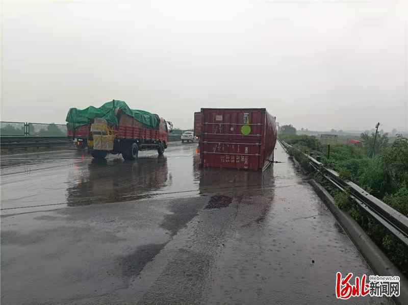 受降雨天气影响,长深高速冀津交界两辆集装箱货车侧翻