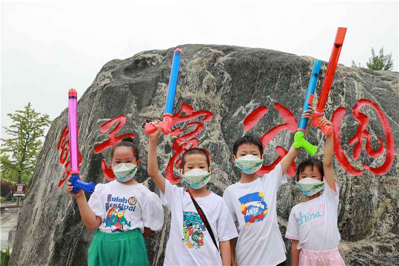 北戴河送出“地标口罩” 助力旅游旺季常态化疫情防控